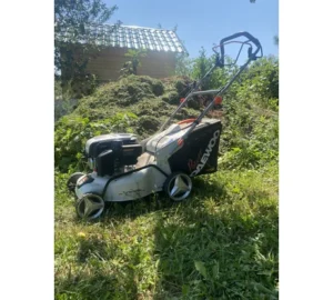 Мощная и надежная бензиновая газонокосилка DAEWOO L 43SP для эффективного ухода за газоном.